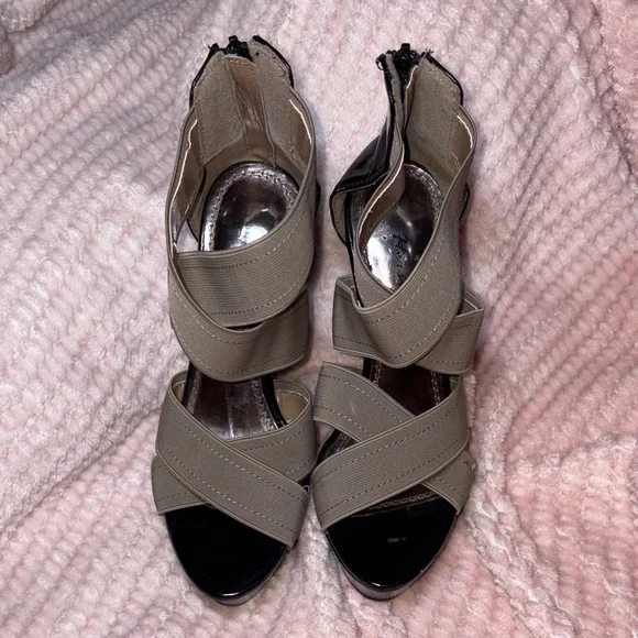 Stylish Black and Tan Women's Heels - Picture 9 of 9